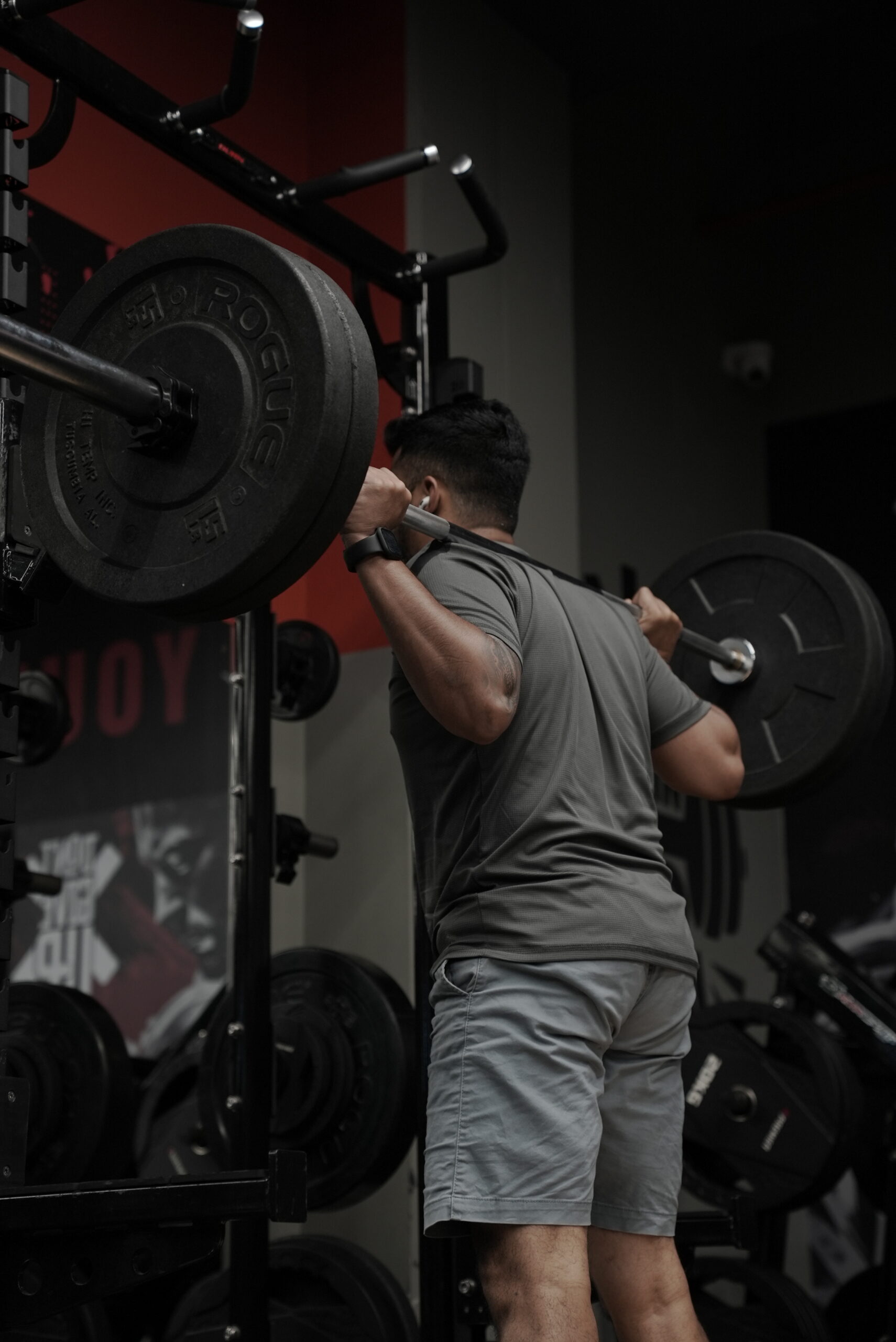 Gym member training with focus at GymHawkZone